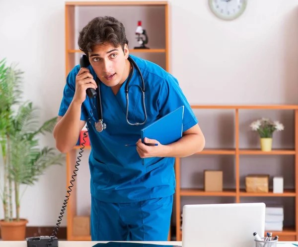 Klinikte çalışan genç, yakışıklı bir radyolog. — Stok fotoğraf