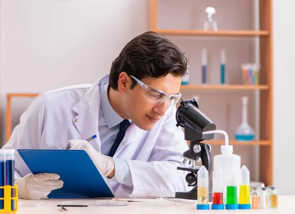 Junge hübsche Biochemikerin arbeitet im Labor — Stockfoto