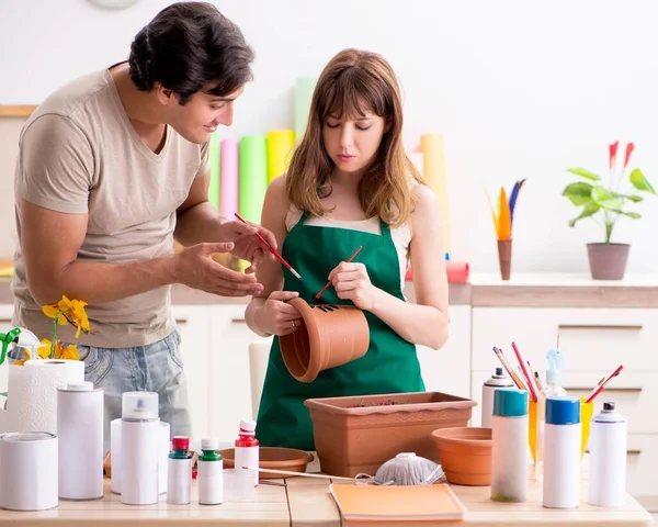 Paar dekoriert Töpfe während des Unterrichts in Werkstatt — Stockfoto