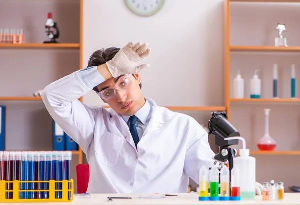 Young handsome biochemist working in the lab — Stock Photo, Image