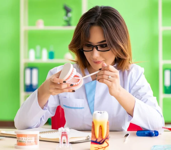 Zahnärztin arbeitet an Zahnimplantat — Stockfoto