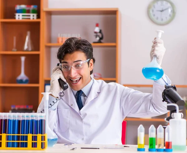 Jeune beau biochimiste travaillant dans le laboratoire — Photo