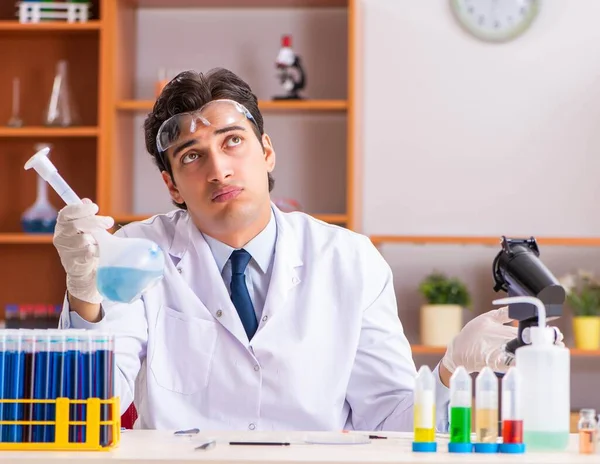 Młody, przystojny biochemik pracujący w laboratorium — Zdjęcie stockowe