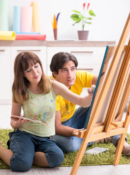 Pareja joven disfrutando de la pintura en casa — Foto de Stock