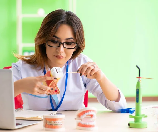 Mujer dentista trabajando en implantes dentales — Foto de Stock