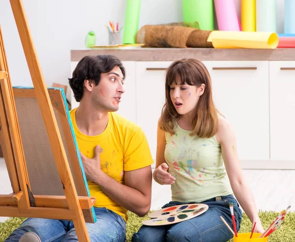 Pareja joven disfrutando de la pintura en casa — Foto de Stock