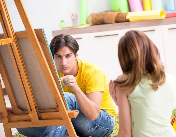 Молода пара насолоджується живописом вдома — стокове фото