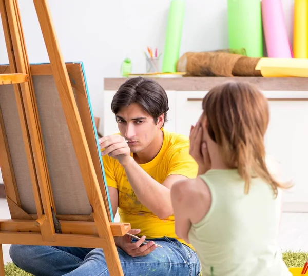 Pareja joven disfrutando de la pintura en casa — Foto de Stock