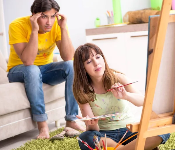 Jong paar genieten van schilderen thuis — Stockfoto