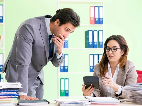 Två finansspecialister som arbetar på kontoret — Stockfoto