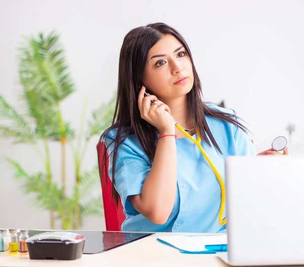 Ung vacker kvinnlig läkare som arbetar på kliniken — Stockfoto