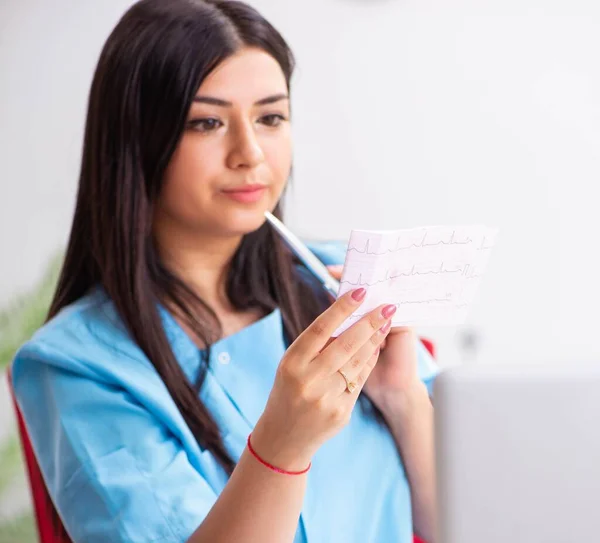 Jonge mooie vrouwelijke arts werkzaam in de kliniek — Stockfoto