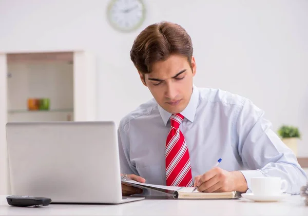 Jovem empresário atraente que trabalha no escritório — Fotografia de Stock