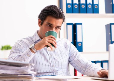 Ofiste oturan genç bir çalışan.