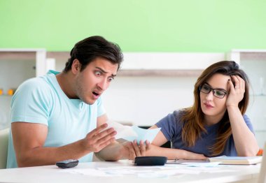 Genç aile kişisel finansla boğuşuyor