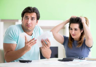 Genç aile kişisel finansla boğuşuyor