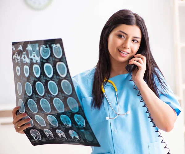 Klinikte çalışan güzel bir bayan doktor. — Stok fotoğraf