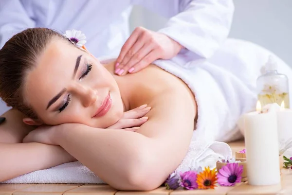 Vrouw tijdens massage sessie in spa — Stockfoto