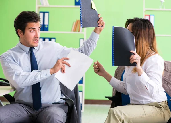 Deux collègues travaillant dans le bureau — Photo