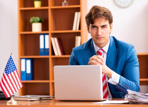 Jeune homme politique beau assis dans le bureau — Photo