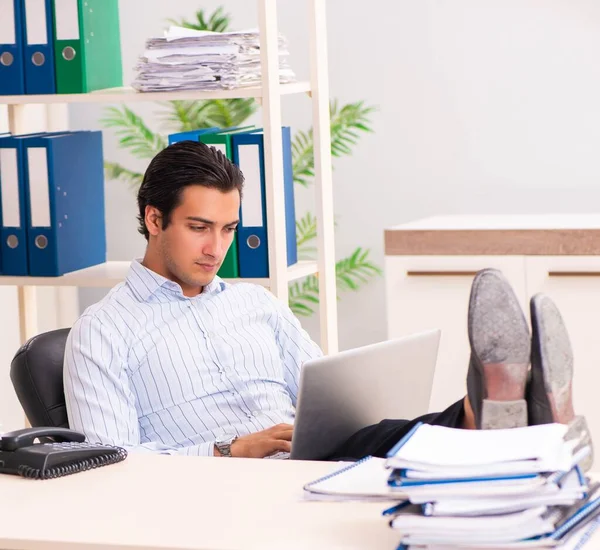 Jeune employé assis au bureau — Photo