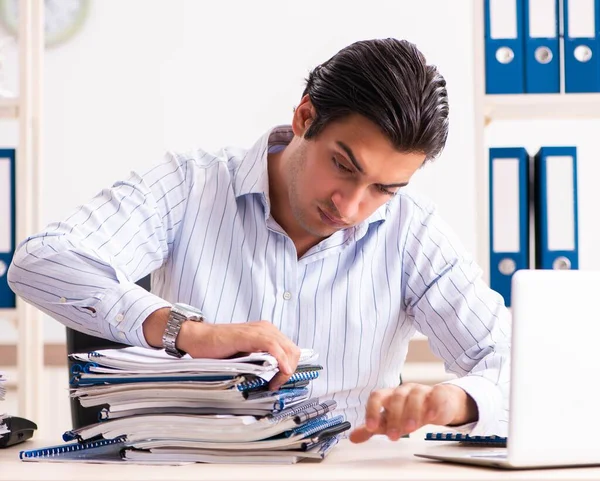 Junge Mitarbeiterin sitzt im Büro — Stockfoto