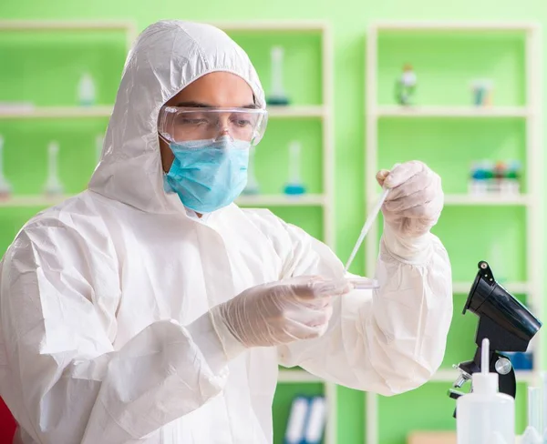 Chemicus werkt in het lab aan nieuw experiment — Stockfoto