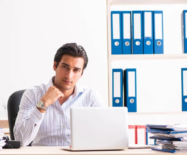 Joven empleado sentado en la oficina Imagen De Stock