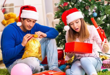 Genç çift Noel 'i evde kutluyor.