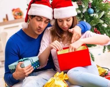 Genç çift Noel 'i evde kutluyor.