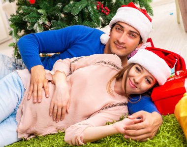 Hamile eş, kocasıyla Noel 'i kutluyor.