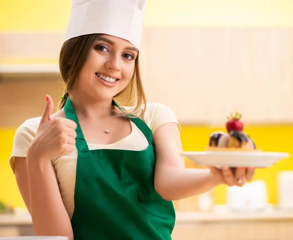 Jeune cuisinier gâteaux de cuisine dans la cuisine — Photo