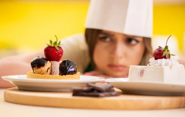 Jeune cuisinier gâteaux de cuisine dans la cuisine — Photo