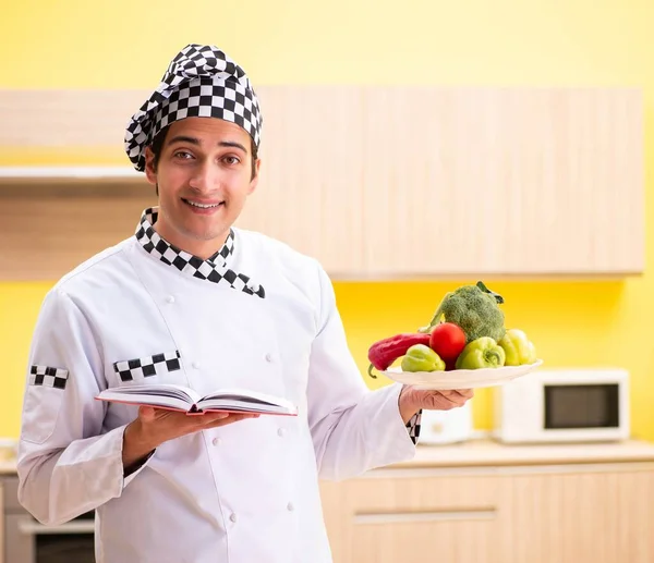 Jeune cuisinier professionnel préparant une salade à la maison — Photo