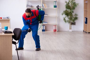 Genç erkek müteahhit dezenfekte ofisi