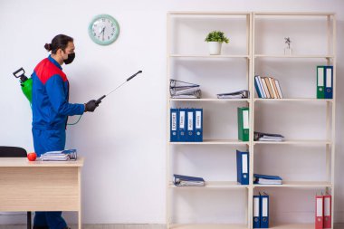 Genç erkek müteahhit dezenfekte ofisi