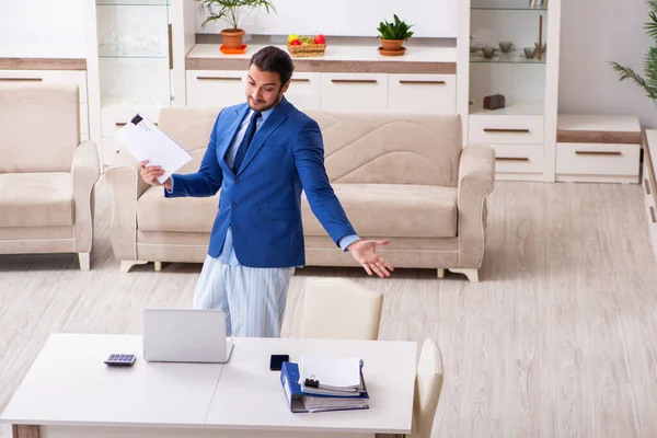 Evden kendini izole etme konseptiyle çalışan genç bir erkek işçi.