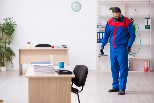 Junger männlicher Bauunternehmer desinfiziert Büro — Stockfoto