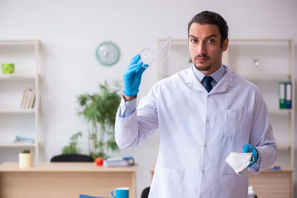 Joven virólogo médico en el consultorio — Foto de Stock