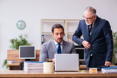 İş yerinde salgın konsepti olan iki çalışan