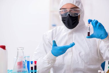 Tıp laboratuarında çalışan genç bir kimyager.