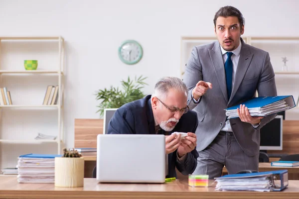 Dois empregados em conceito pandêmico no local de trabalho — Fotografia de Stock