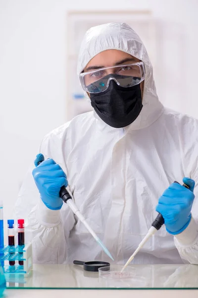 Giovane chimico di sesso maschile che lavora nel laboratorio di medicina — Foto Stock