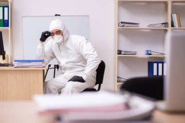 Kendini karantinada tutan bir ofis çalışanı.