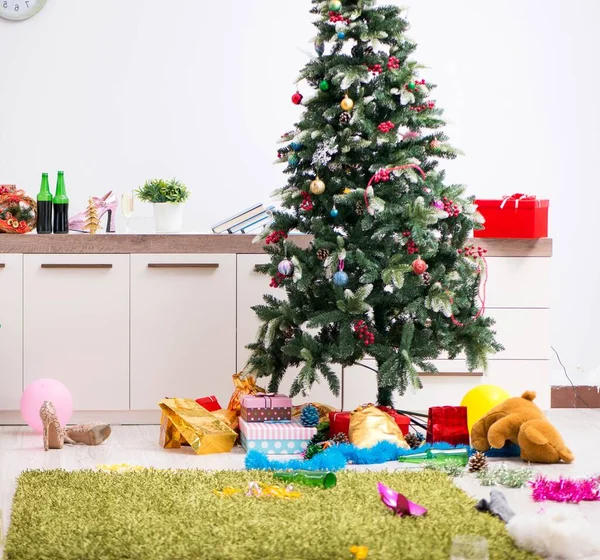 Ung man berusad hemma efter julfesten — Stockfoto