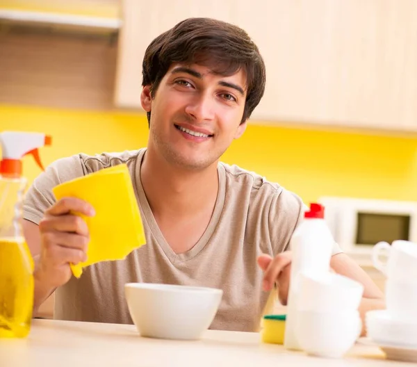 Hombre lavar los platos en casa — Foto de Stock