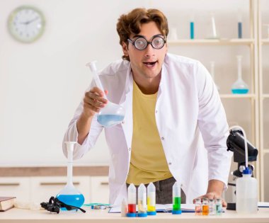 Deneyler ve testler yapan çılgın bir kimyager.