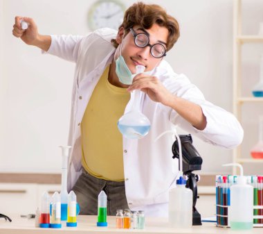 Deneyler ve testler yapan çılgın bir kimyager.