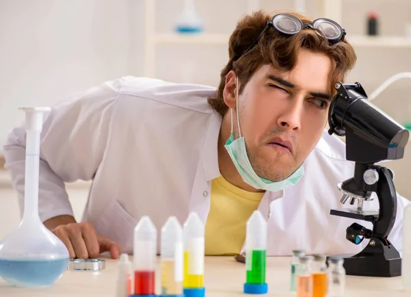 Funny químico loco haciendo experimentos y pruebas —  Fotos de Stock