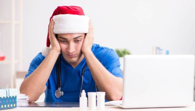 Doktor Noel arifesinde vardiyada.